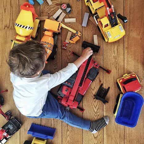 Развитие ребенка: в какие игрушки и когда играть?