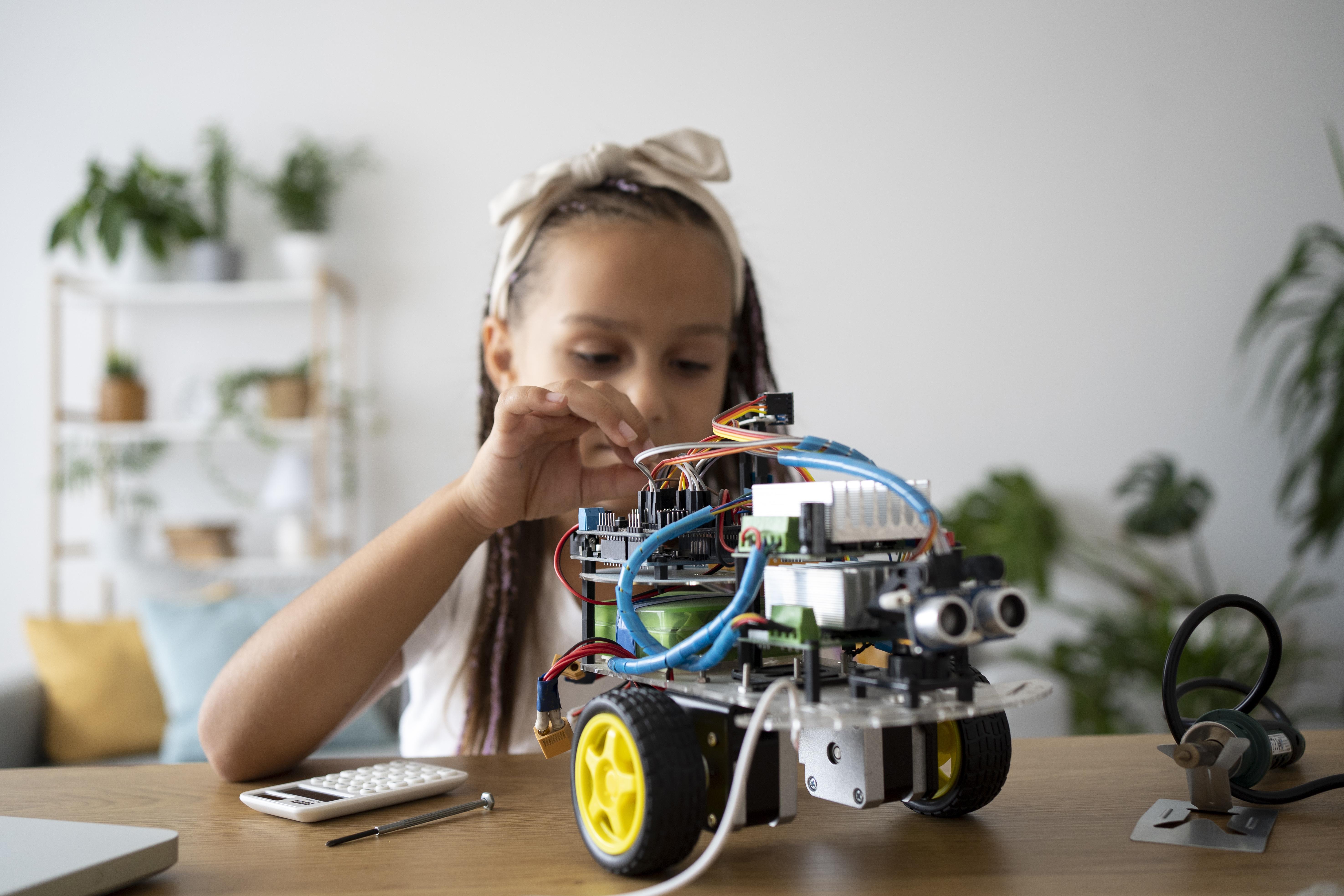 Робот выполняет любые. Робототехника для детей. Роботы и робототехника. Кружок робототехники для детей. Роботы для детей.